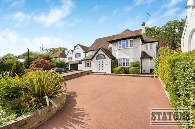 Photo 2 — Parkgate Crescent, Hadley Wood, EN4 0NW