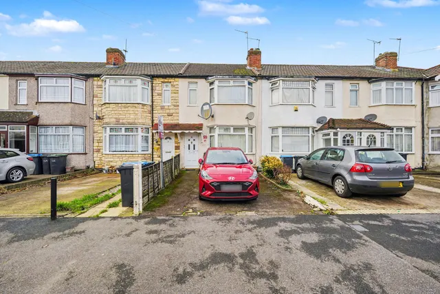 Balmoral Road, EN3, photo 1