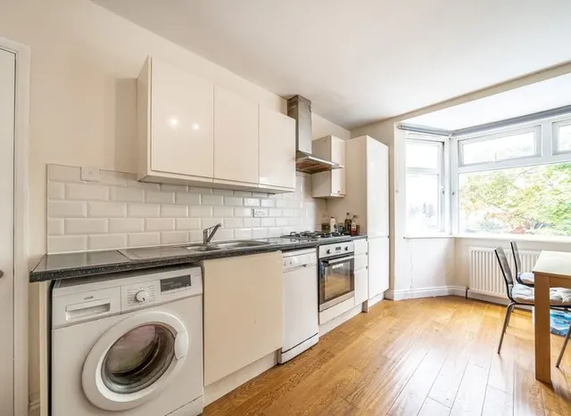 Photo 3 — Creighton Avenue, Muswell Hill, N10
