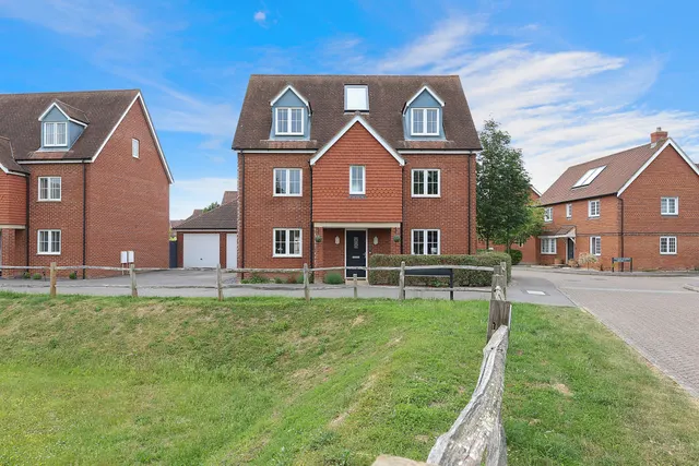 Chalkfield Road, Horley, RH6, photo 1