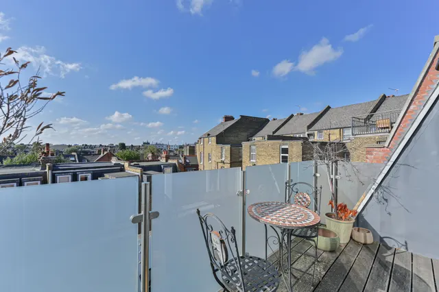 Photo 3 — Flat 8, 6 Yukon Road, London