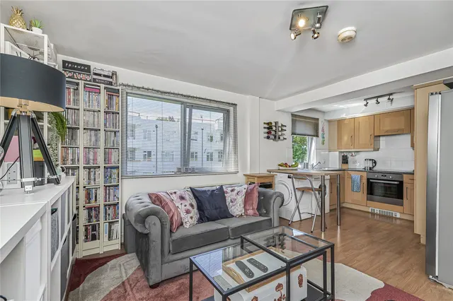 Balham High Road, London, SW17, photo 1