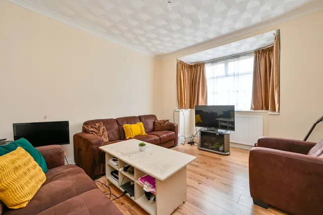 46 Taunton Avenue, Hounslow, photo 1