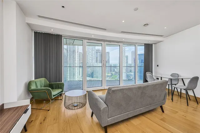 Crossharbour Plaza, Canary Wharf, photo 1