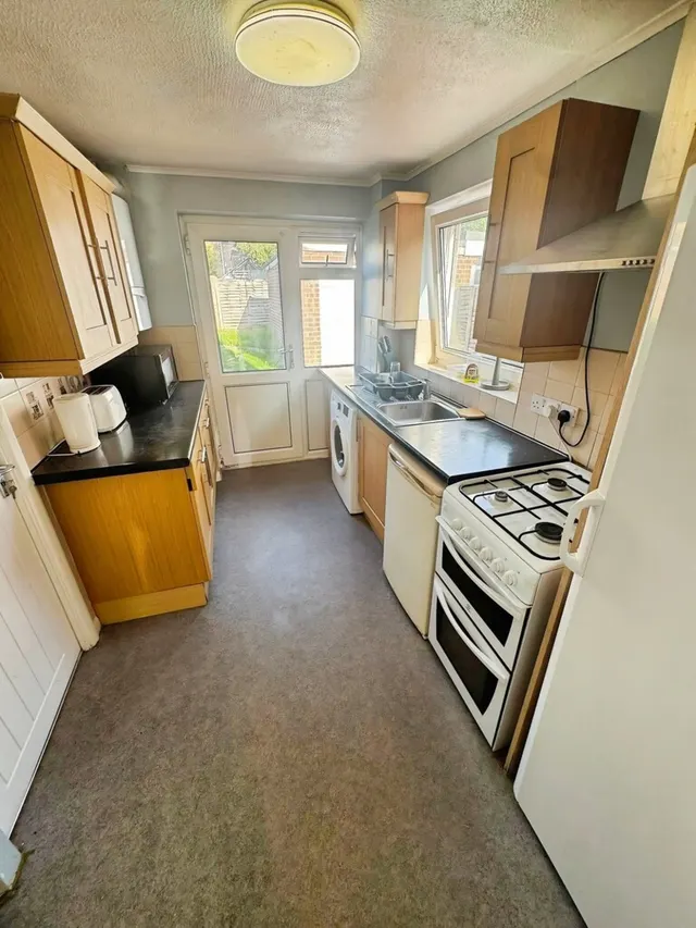 Photo 3 — Ringwood Close, Canterbury