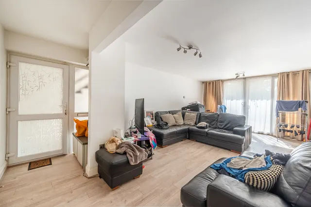 Photo 2 — 193 Daneglen Court, London Road, Stanmore