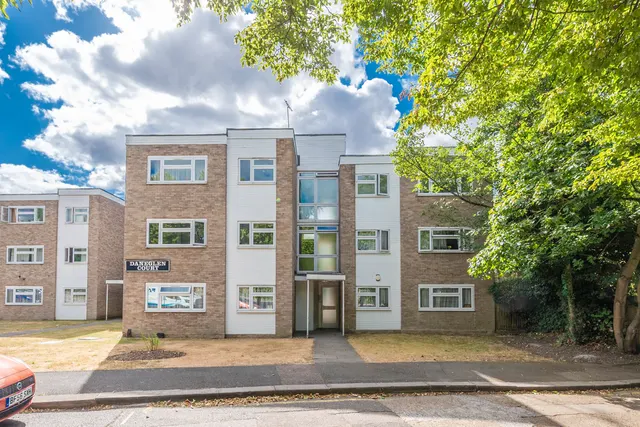 193 Daneglen Court, London Road, Stanmore, photo 1