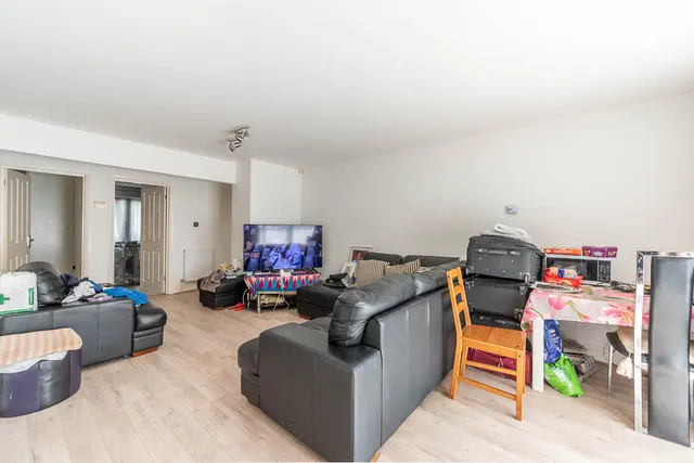 Photo 3 — 193 Daneglen Court, London Road, Stanmore