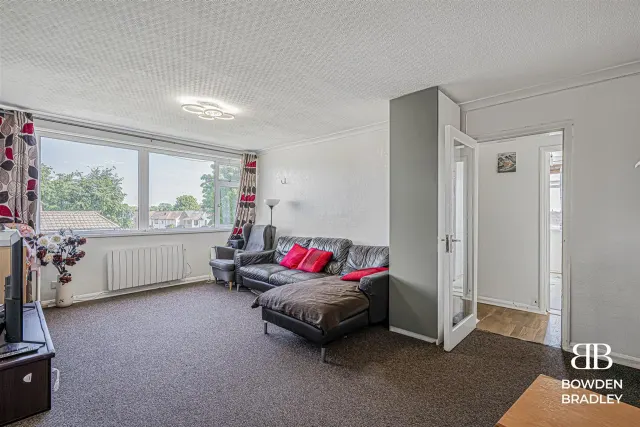 Photo 2 — Ashurst Drive, Barkingside, IG6