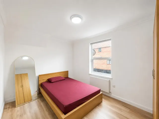 bed Apartment To LetHigh Street, Hounslow, TW3, photo 2