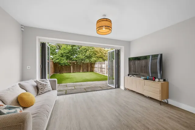 Woodleaf Gardens, Esher, KT10, photo 2