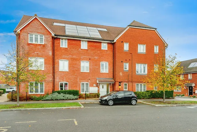 Webber Street, Horley, RH6, photo 1