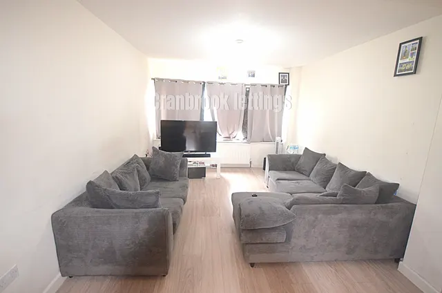 2 bedroom flat — North Park Court Romford RM1 4NF
