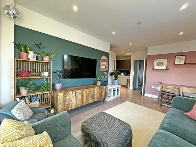 Longfield Avenue, London, W5, photo 1