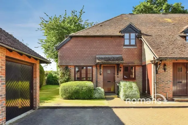 Reading Road, Eversley, RG27, photo 1