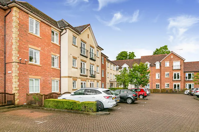 Albany Place, Egham, TW20, photo 1