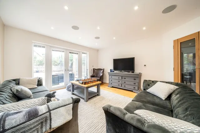 Hanger Hill, Weybridge, KT13, photo 2