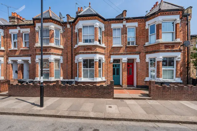 Mafeking Avenue, Brentford, TW8, photo 1