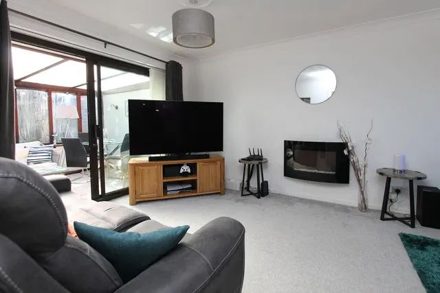 Photo 3 — Broadwaters Drive, Kidderminster