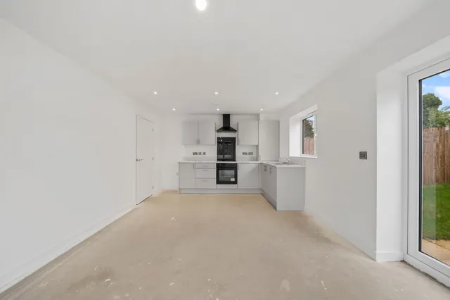 Halis Court, Hale Village, L24, photo 3