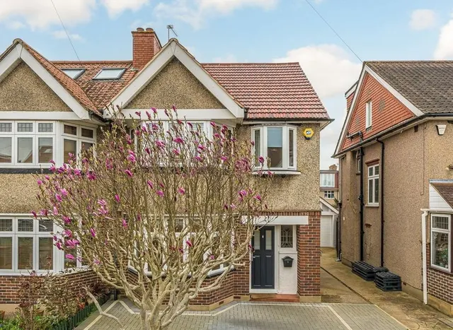 Melrose Avenue, Twickenham, TW2, photo 1