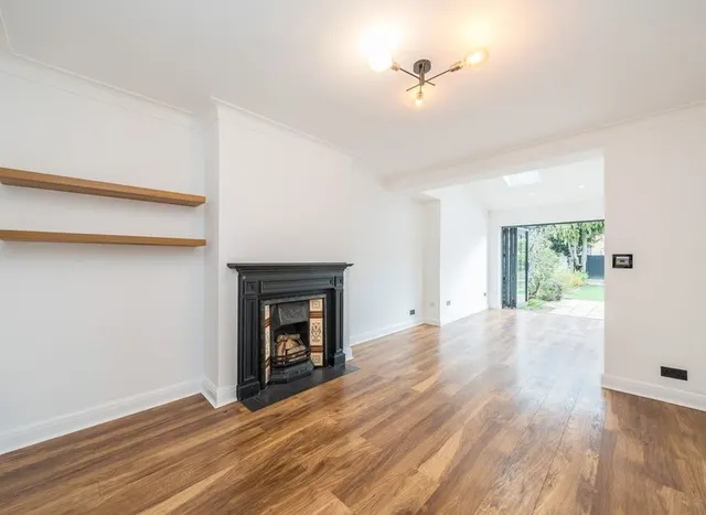 Melrose Avenue, Twickenham, TW2, photo 2