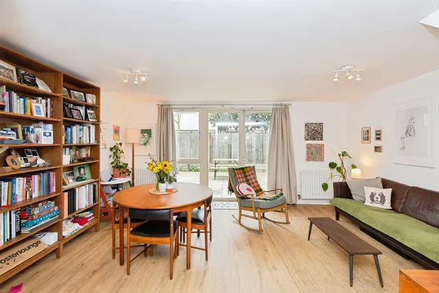 Photo 2 — Roberts Close, Barking, IG11