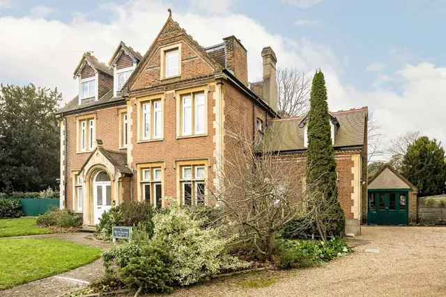 Kingston Road, TW11, photo 1