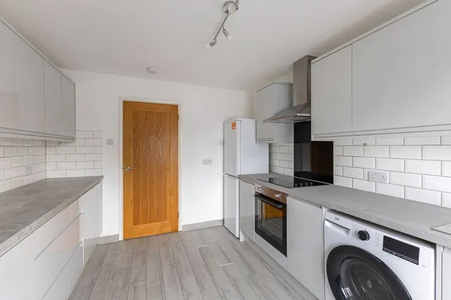 2 bedroom flat — Hermitage Parade, High Street, Ascot, Berkshire, SL5 7HE