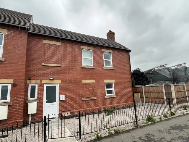 Shobnall Road, Burton upon Trent, DE14, photo 1