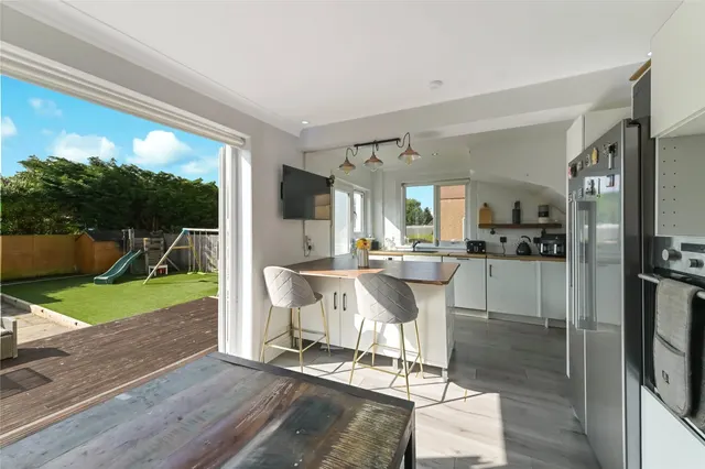 Photo 3 — Deveron Road, Bearsden, Glasgow, East Dunbartonshire, G61