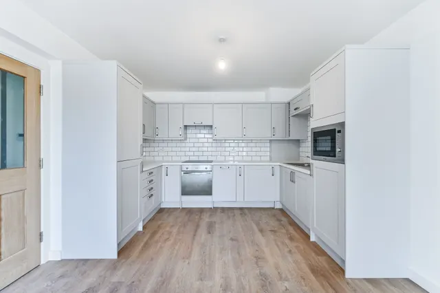 Photo 3 — Flat 6, Joyden Apartments, Purley