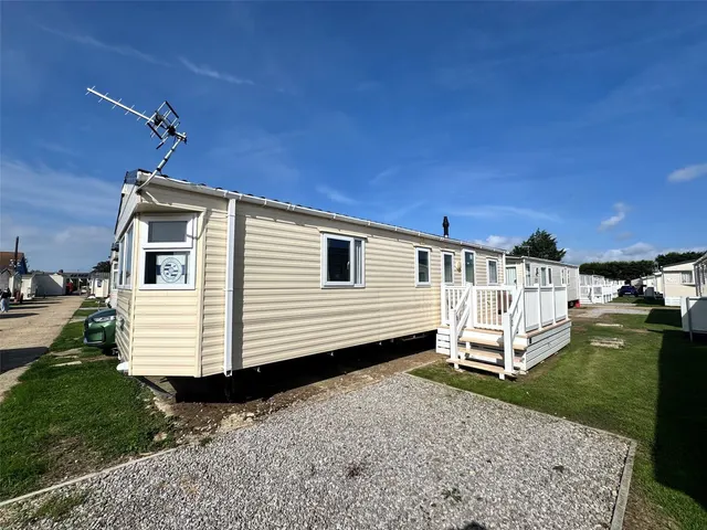 Manor Road, Hayling Island, PO11, photo 1