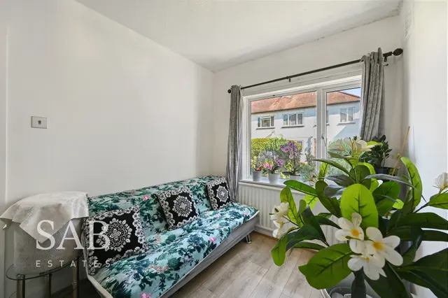 Greenway Gardens, Greenford, UB6, photo 2