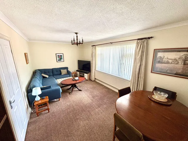 Beaconsfield Court, Sketty, SA2, photo 3