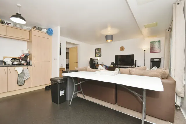 Photo 3 — Park Grange Mount, Sheffield, South Yorkshire, S2