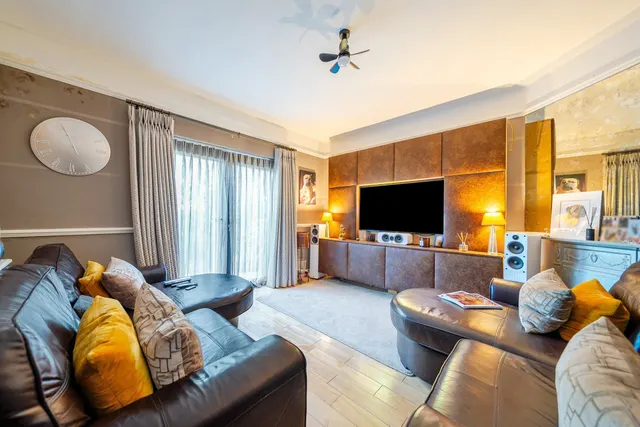 Photo 2 — Knoll Rise, BR6