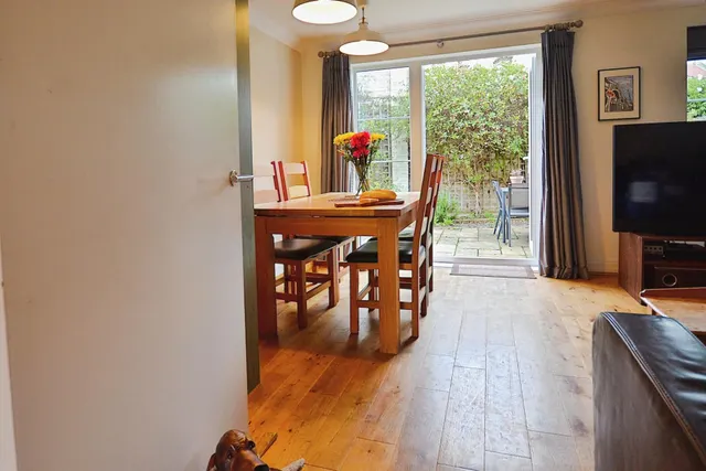 Photo 3 — Cameron Close, Wood Green, London, N22