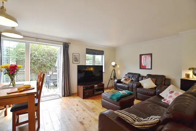 Photo 2 — Cameron Close, Wood Green, London, N22