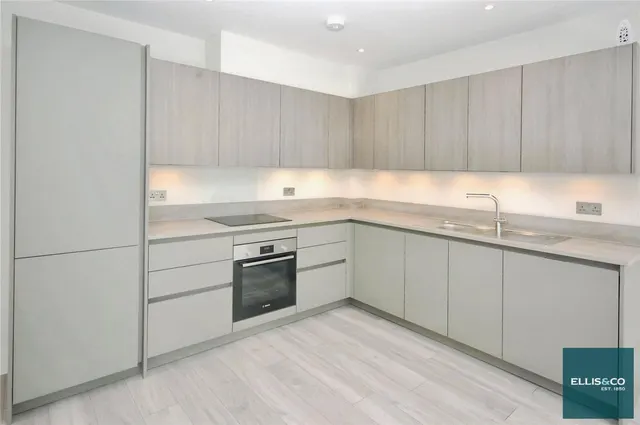 Woodside Park Road, London, N12, photo 2