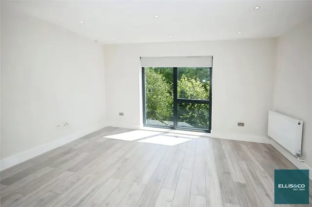 Woodside Park Road, London, N12, photo 3