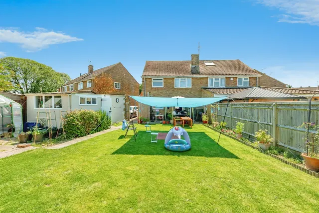 Coombe Close, Crawley, photo 1