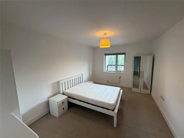 Bowes Road, London, N11, photo 3