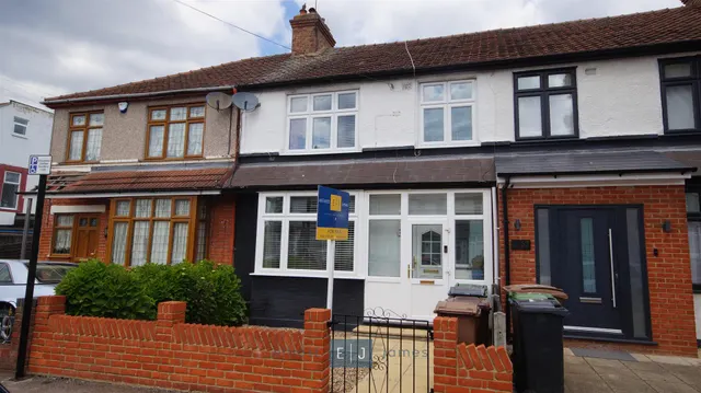 Frankland Road, London, photo 1