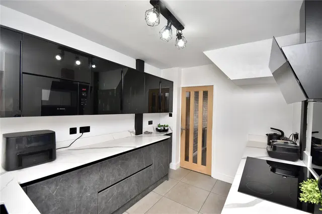 Oozewood Road, Royton, OL2, photo 3