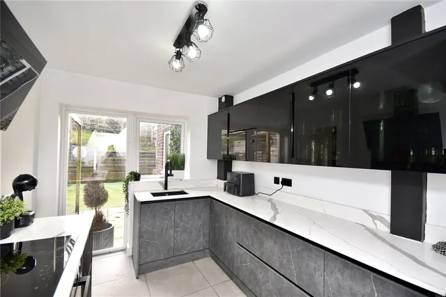 Oozewood Road, Royton, OL2, photo 1
