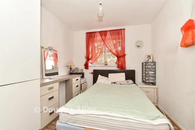 Butteridges Close, Dagenham, RM9, photo 3