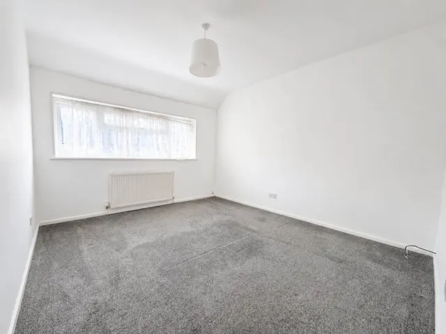 Photo 3 — Tythe Road, Luton, LU4 9JH