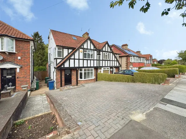 Farm Road, Edgware, HA8, photo 1
