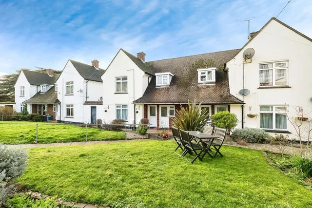 Photo 2 — Thurlby Close, Woodford Green, IG8